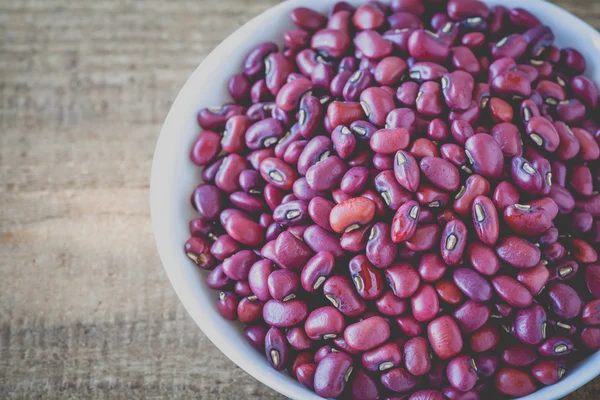 Červené fazole v bílé misce — Stock fotografie