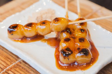 Mitarashi Dango Japon hamur tatlısı