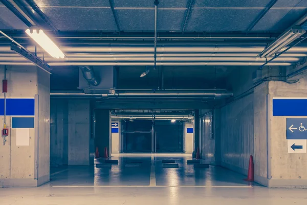 Parkering garage underground interiör — Stockfoto