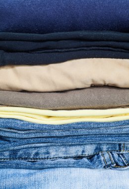 Pamuk gömlek ve pantolon yığını