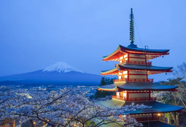 Berg fuji en rood pagode — Stockfoto