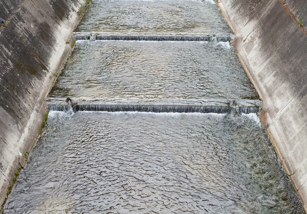 Canal de hormigón en la ciudad —  Fotos de Stock