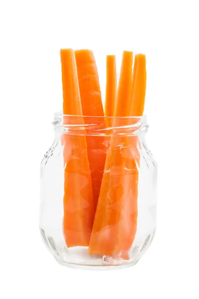 Свежая и сладкая морковь в банке — стоковое фото