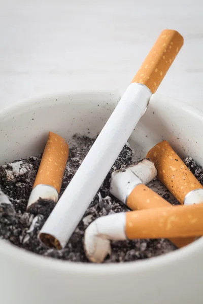 Cenicero blanco con cigarrillos — Foto de Stock
