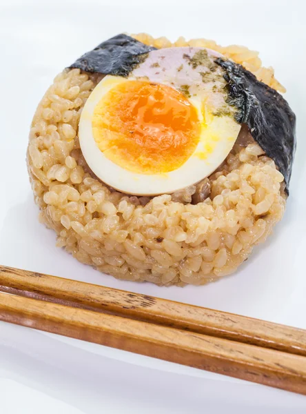 Рисовый шар нигири с яйцом — стоковое фото