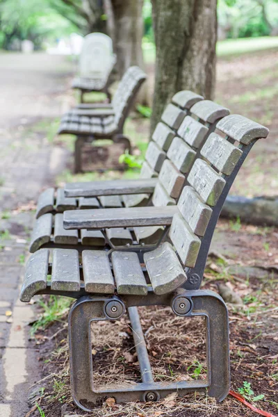 Houten bankjes in pubic park — Stockfoto