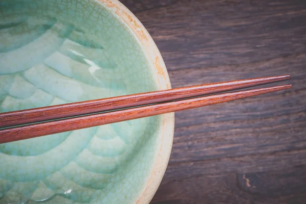 Palillos y celadón sobre madera —  Fotos de Stock