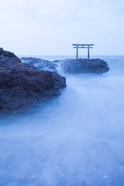 Porta di sacrario giapponese e mare — Foto Stock