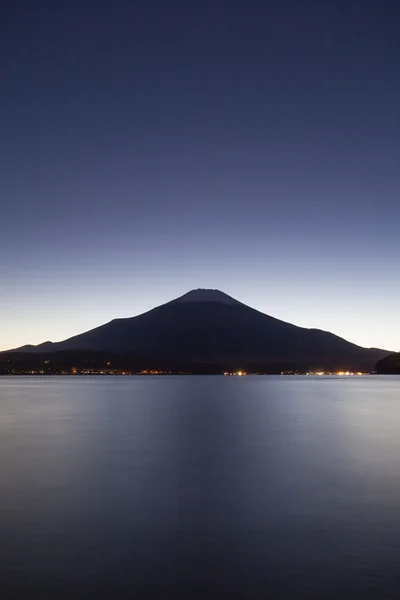 Mountain Fuji silhouette and lake Yamanakako — Stockfoto