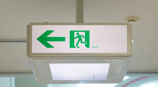 Gröna exit tecken — Stockfoto
