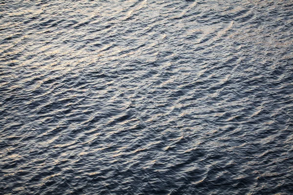 Vodní plocha s vlnami — Stock fotografie