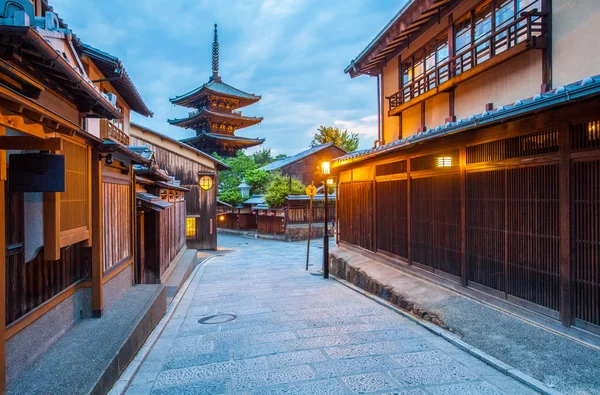 Japanese pagoda and old house — Stock Photo, Image