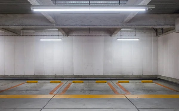 Parque de estacionamento interior — Fotografia de Stock