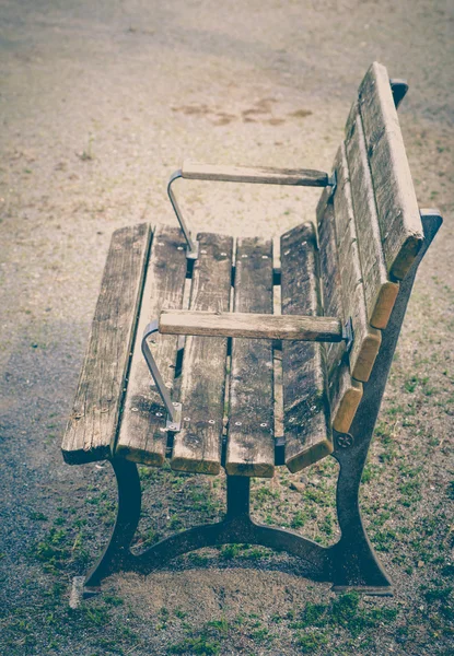 Dřevěná lavička v parku — Stock fotografie