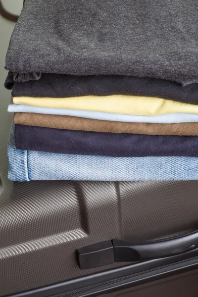Pilha de roupas masculinas — Fotografia de Stock