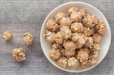 Badem ve caramal patlamış mısır