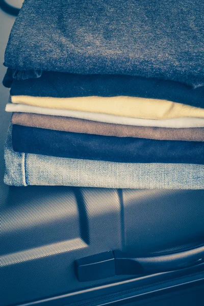 Pilha de camisas e jeans — Fotografia de Stock