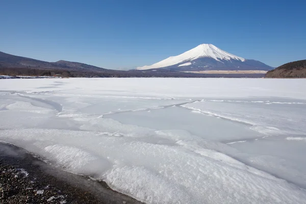 山富士と氷の湖 — ストック写真