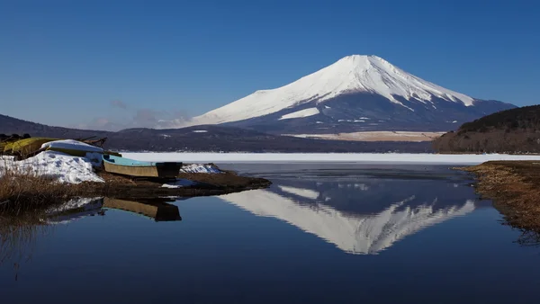 Montaña fuji y lago de hielo — Foto de Stock