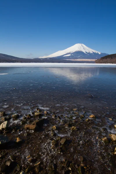 山富士と氷の湖 — ストック写真