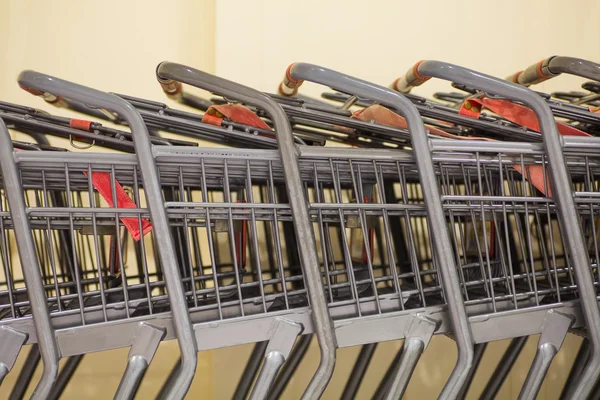 Reihe von Einkaufswagen — Stockfoto