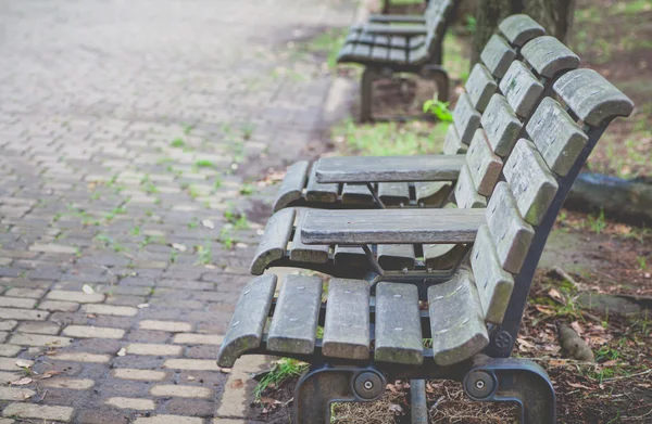 Houten bankjes in pubic park — Stockfoto