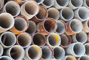 Metal borular yığını