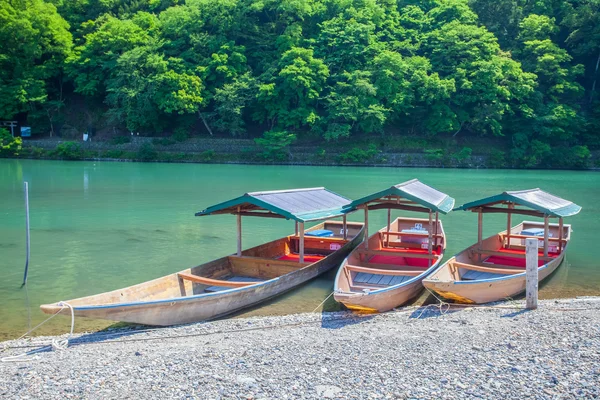 Río verde y barcos — Foto de Stock