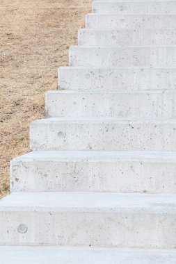 Açık beton merdivenler