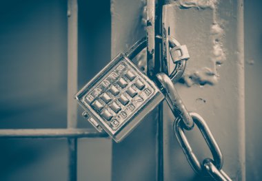 Metal asma kilit görünümü