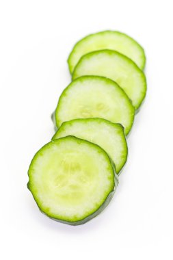 taze salatalık dilimleri