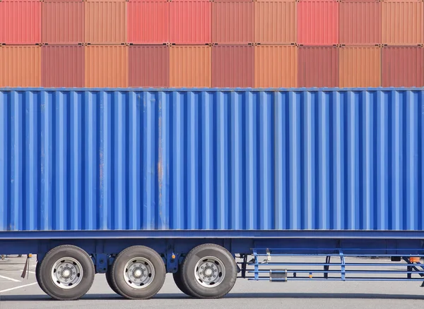 貨物トラックとコンテナーのスタック — ストック写真