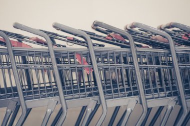 Sıra sıra alışveriş arabaları.