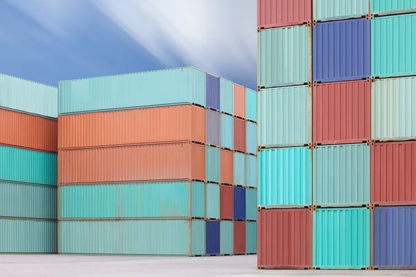 Tumpukan penuh warna dari kontainer — Stok Foto