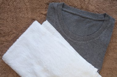 Beyaz havlu ve siyah t-shirt