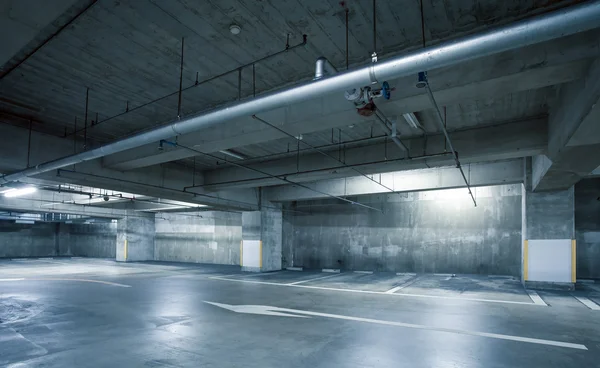 Parque de estacionamento interior — Fotografia de Stock