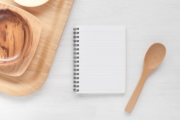 Cuaderno vacío y utensilios de cocina — Foto de Stock