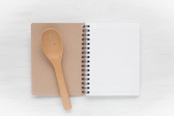 Notebook vazio e utensílios de cozinha — Fotografia de Stock