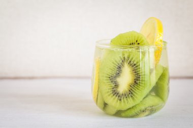 Kivi meyve ve limon dilimleri