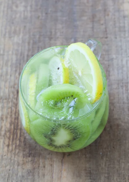 Kiwi frutas e fatias de limão — Fotografia de Stock