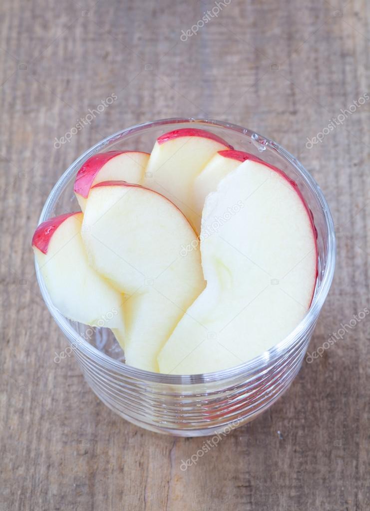 red apple slices