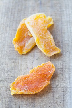 Kurutulmuş mango dilimleri