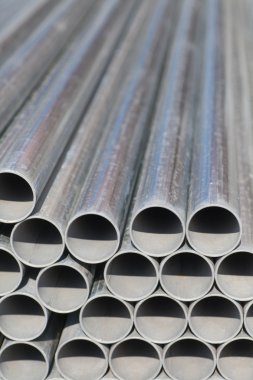 Metal borular yığını