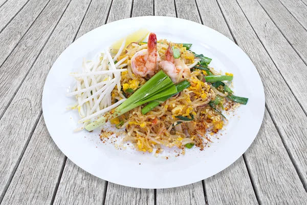 Fideos tailandeses de arroz frito —  Fotos de Stock