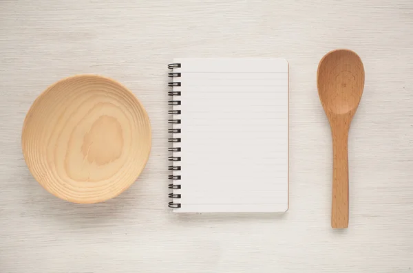 Notebook vazio e utensílios de cozinha — Fotografia de Stock