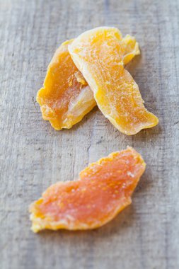 Kurutulmuş mango dilimleri