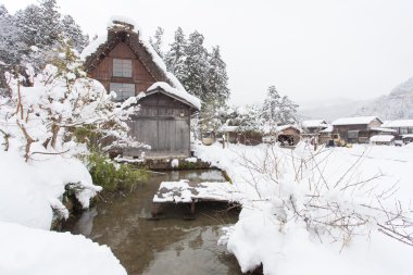 Kışın kar ile Shirakawago Köyü