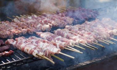 Şiş ile kavrulmuş domuz eti