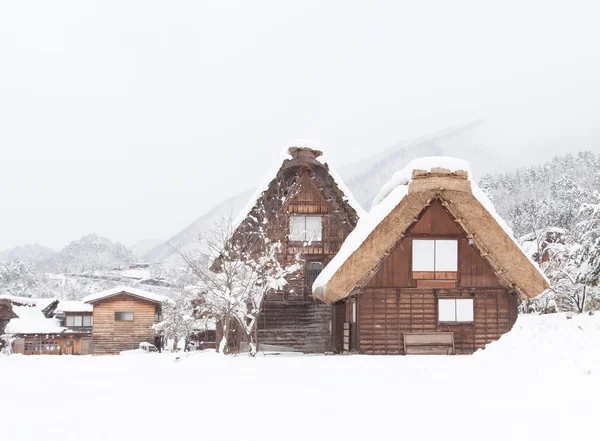 Village de Shirakawago avec neige en hiver — Photo