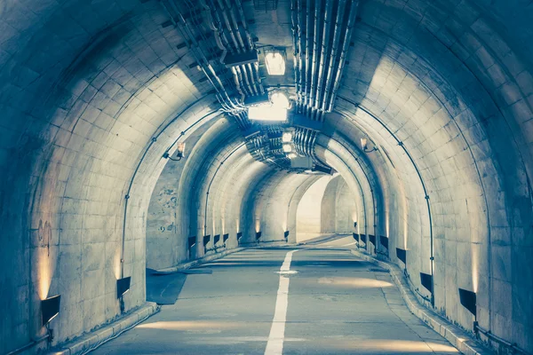Urban tunnel på berget — Stockfoto